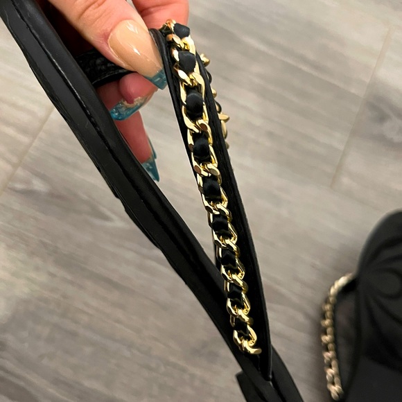 FASHION NOVA black quilted flat flip flops - Picture 6 of 7